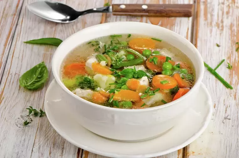 Sopa de verduras na perda de peso